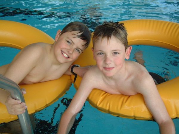 zwei Jungs im Schwimmring